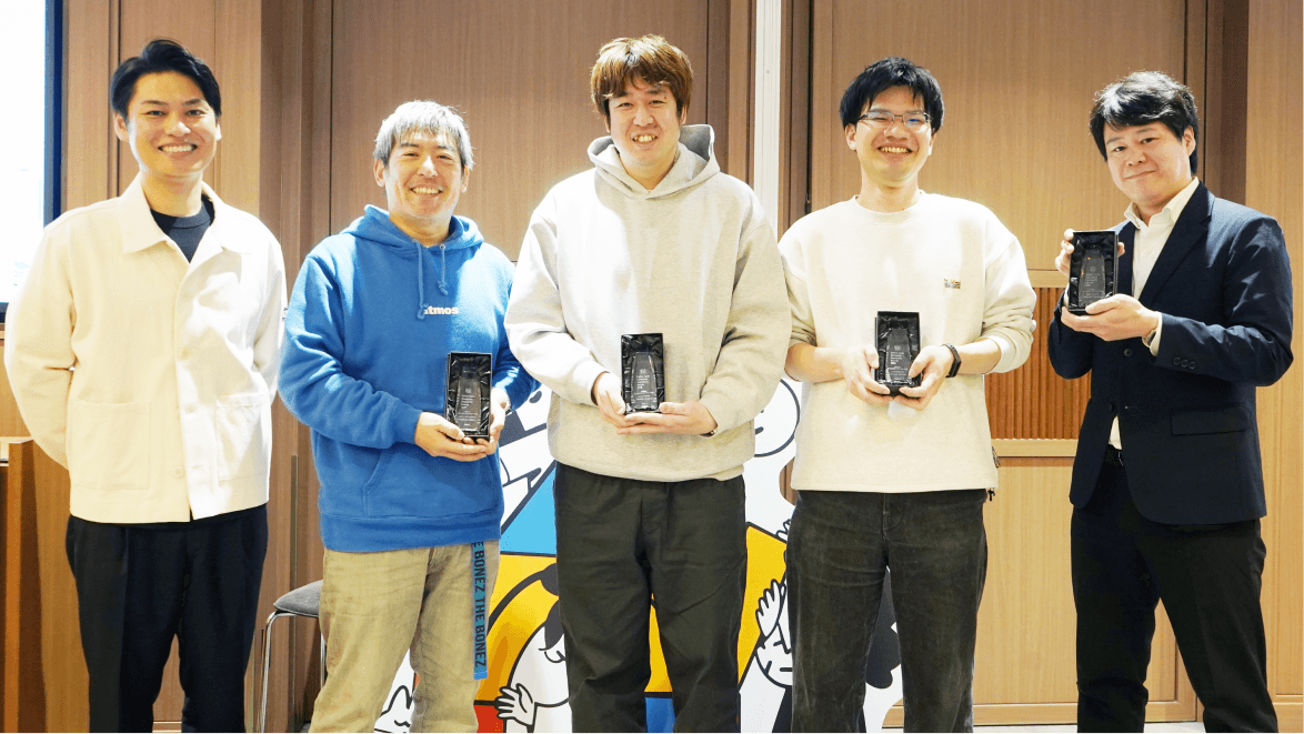 写真左からNotion Japanの西 勝清、そして受賞者の梶原 成親さん、杉浦 壮彦さん、中野 達也さん、戸塚 恵亮さん